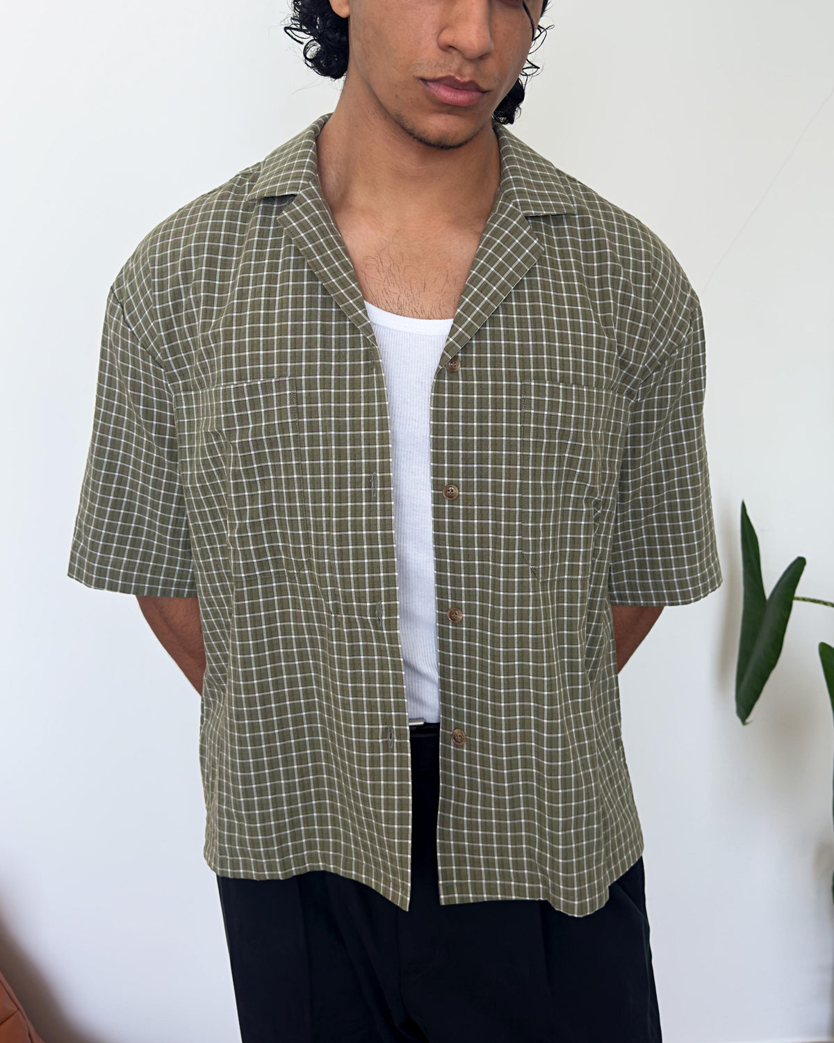 Casa Shirt in sage green, boxy cropped fit